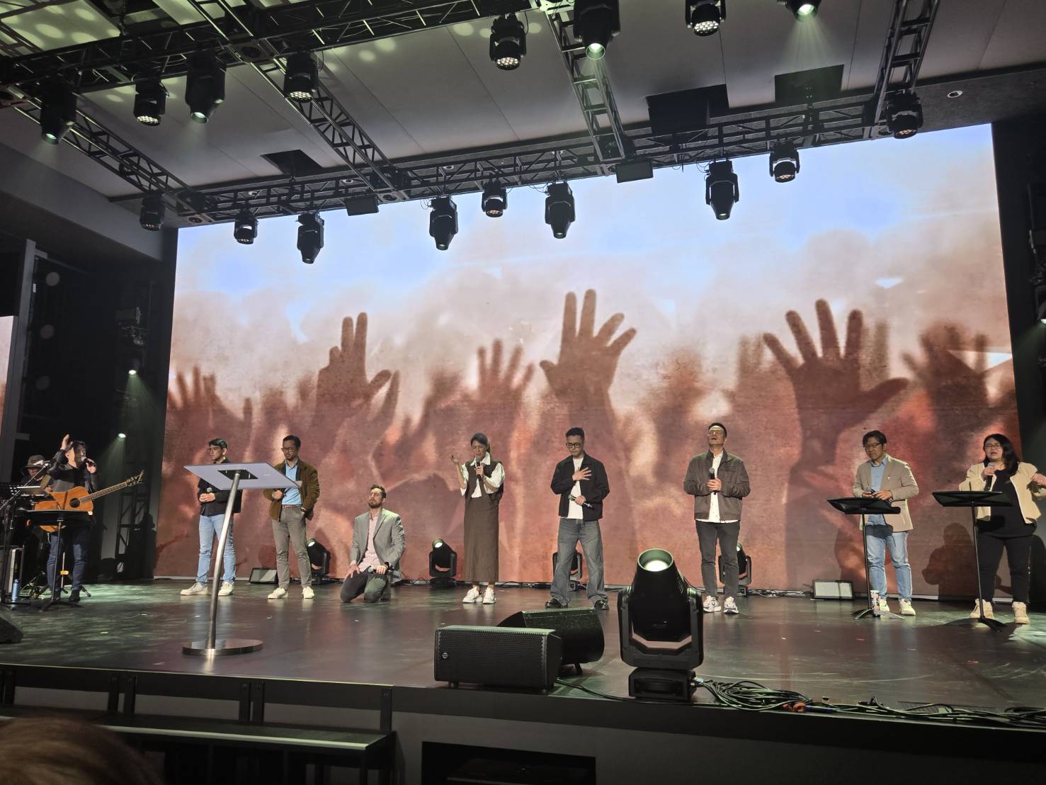 一起同心來到主面前敬拜禱告。（圖/梁敬彥攝影）